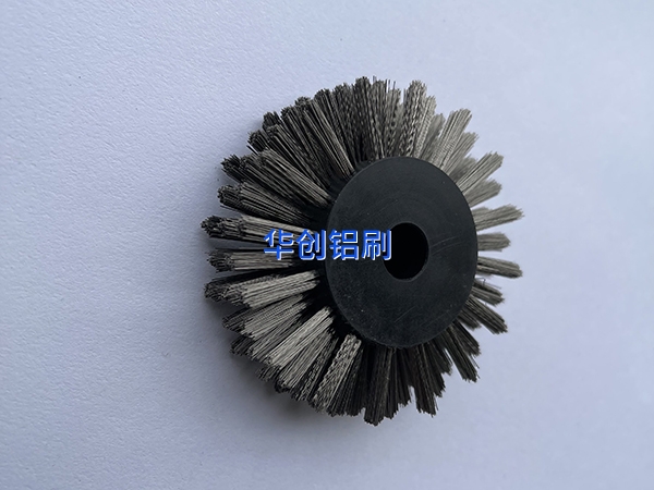 鋼絲刷輥是怎樣去除油漬和污垢的呢？